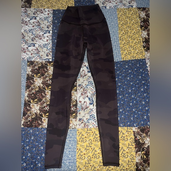 ALO Yoga Camo Vapor Leggings NWOT - Picture 9 of 9